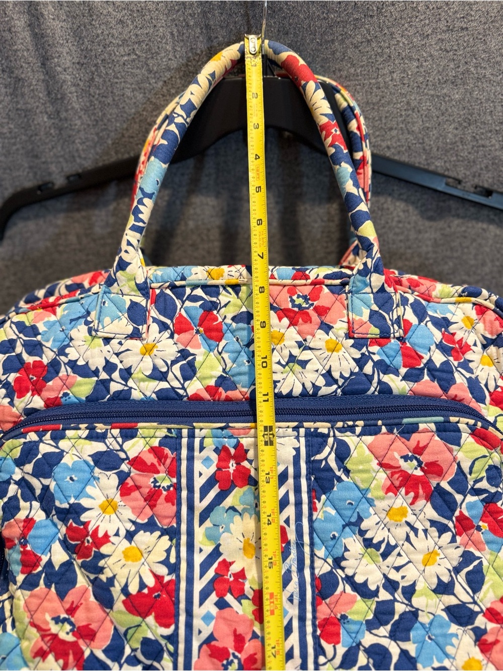 Vera Bradley Quilted Travel Bag “Summer Cottage” Pre-owned. Fair condition - Picture 2 of 12